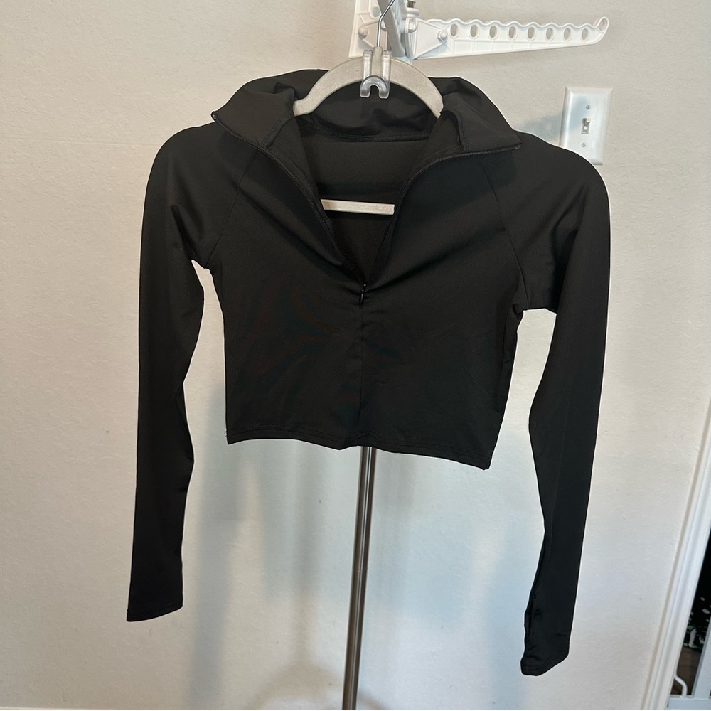 Women’s crop top long sleeve top with finger hole on sleeve